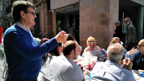 Un notario toma nota de los participantes en la Comida en la calle de Avil�s.El notario Luis Sobrino toma nota de los participantes en la Comida en la calle de Avil�s