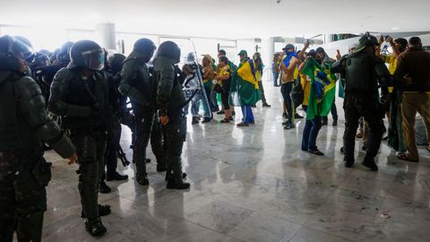 Bolsonaristas arrestados por las fuerzas de seguridad brasileas.