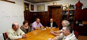 Crespo atendi� al p�blico por �ltima vez all� ?en la foto, con vecinos de Santiso? el 28 de junio del 2011.