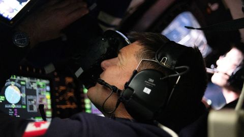 El astronauta de la Agencia Espacial Canadiense (CSA) y especialista de la misi�n Artemis 2, Jeremy Hansen, toma fotograf�as a trav�s de la ventana de la nave espacial Orion