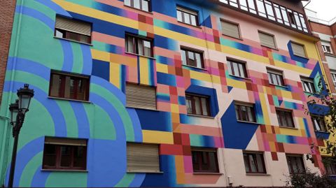 Fachada realizada por Anna Taratiel en la calle Lorenzo Abru�edo