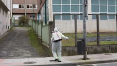Un operario desinfectando el colegio lucense de Paradai, el que m�s casos suma actualmente en Galicia