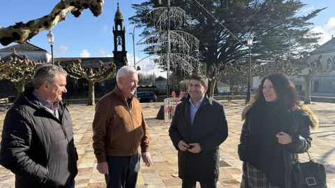El delegado del Gobierno en Galicia, Pedro Blanco (tercero desde la izda), en su visita a Xermade junto al resto de autoridades.