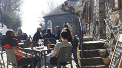 Peregrinos y turistas en O Cebreiro en Semana Santa