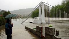 El puente colgante de Leiro en una de las crecidas del r�o Avia