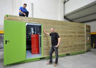 Borja G�mez e Iv�n Castro, con el contenedor que instalar�n en San Sadurni�o. 