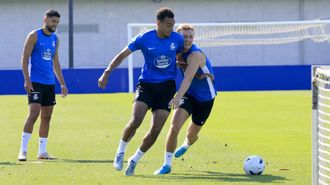 Ede y Gijselhart disputan un bal�n en el entrenamiento del D�por.