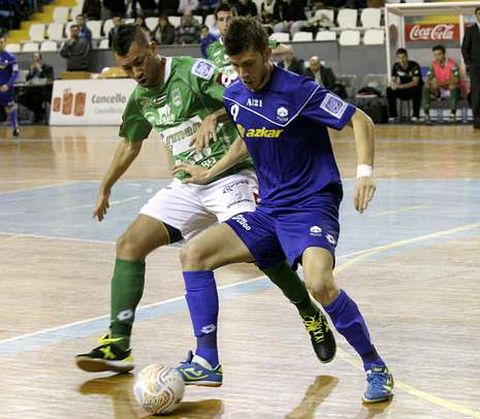 Antonio protege el bal�n ante la presencia de Ara�a.