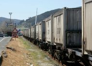 En la fotograf�a, un convoy de mercanc�as accediendo al muelle interior de Ferrol. 