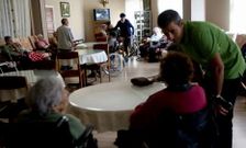 Visita realizada por el alcalde ribadense al asilo de la localidad, en una imagen de archivo.