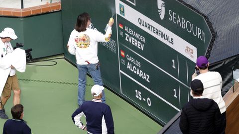 Un apicultor ayud a espantar a las abejas, durante el partido entre Alcaraz y Zverev en Indian Wells