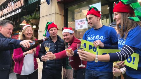 La familia que regenta la administraci�n de la calle Jovellanos en Oviedo celebrando el premio gordo de la Loter�a de Navidad