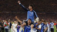 Oyarzabal, capit&aacute;n de la Real, porta en brazos a Marrero, h&eacute;roe de la final de Copa del Rey ante el Atl&eacute;tico de Madrid.
