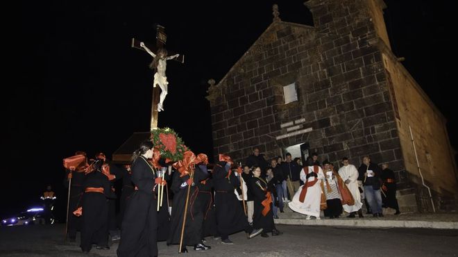 Las grandes procesiones arrancaron el martes en O Porto do Son con el viacrucis