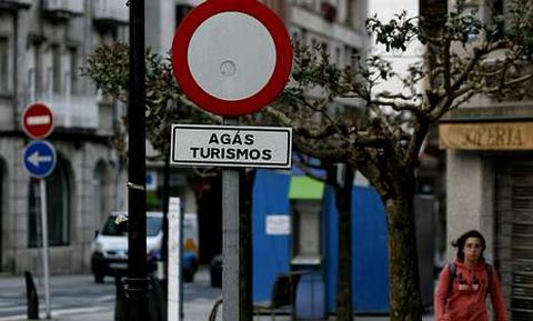 Una se�al que incumple la normativa en pleno casco urbano de A Estrada.