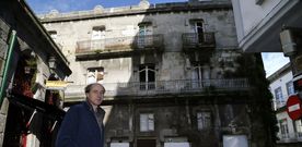Fachada del palacio de los marqueses de Valladares, con el actual poseedor del t�tulo, Ignacio P�rez Blanco. 