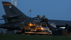 Un avi�n de combate de la fuerza a�rea de Estados Unidos es aprovisionado de armamento.