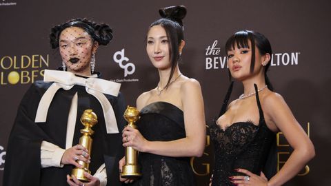 Audrey Nuna, EJAE y Rei Ami posan con el premio a Mejor Canci�n Original por el tema�Golden� en la pel�cula animada de Netflix �KPop Demon Hunters�
