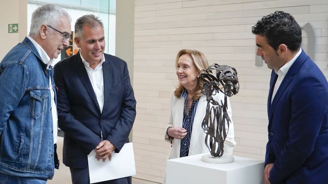Javier del Valle-Incl�n, neto do escritor; Rafa Dom�nguez, vicepresidente da Deputaci�n; �ngeles Tilve, directora do Museo de Pontevedra, e Luis L�pez, presidente da Deputaci�n, conversan arredor dunha efixie do creador do esperpento firmada por Jos� Luis Penado que se conserva no museo.