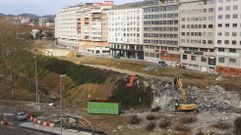 La calle Nueva de Caranza, al fondo, con las labores de demolici�n esta semana del paso sobre la Trinchera en primer t�rmino.