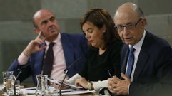 De izquierda a derecha, los ministros De Guindos (Econom�a), S�enz de Santamar�a (Presidencia) y Montoro (Hacienda).
