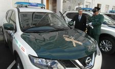 El subdelegado y el responsable de la Guardia Civil en la presentación de los nuevos vehículos.