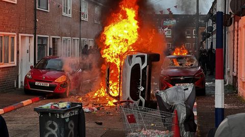 Coches quemados en una calle de Belfast