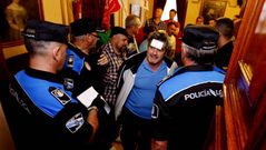 Empiezan a salir del sal�n de plenos los trabajadores de Urbaser identificados por la polic�a