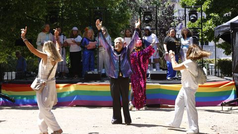 Actuaci�n del grupo Happy Singers en el inicio del d�a del orgullo LGTBIQ+