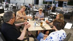 Un grupo de amigos, disfrutando de una terraza este s�bado en Pontevedra