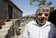 Manuel V�zquez, �ltima v�ctima, en el exterior de su vivienda en Santo Estevo de A Peroxa. 