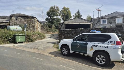 Un coche de la Guardia Civil en la aldea de Agust�n, en Castroverde, donde han aparecido dos hermanos muertos