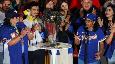 Delcy Fern�ndez, durante la celebraci�n de la victoria de la selecci�n venezolana de b�isbol frente a Estados Unidos