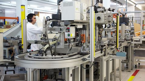 L�nea robotizada de producci�n de antenas de Telev�s.