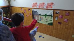 Alumnos de Maristas ense�an el mural que hicieron los mayores de Casa Penarrubia