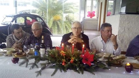 Daniel Blanco Novoa, segundo por la izquierda, en una imagen tomada con motivo del cierre por jubilaci�n del taller Hermanos Blanco de Burela, hace unos dos a�os