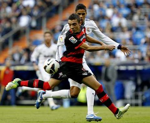 Iago Aspas intenta controlar un bal�n ante la mirada del madridista Varane.