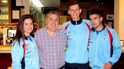 El presidente de la pe�a, Antonio Arca, con los tres atletas c�lticos