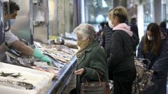 Clientes con mascarilla en la Plaza de Abastos de Santiago, pese a que ya no es obligatorio