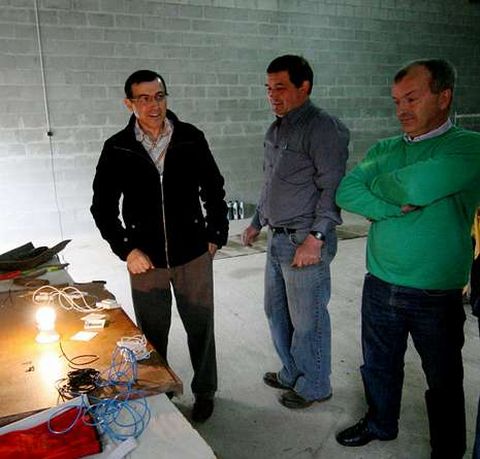 Jos� Antonio, en el medio, acaba de encontrar trabajo.