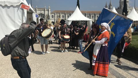 El garabatu con la bandera de Asturias abri� todas las animaciones protagonizadas por los sidros