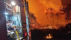 Un camin de los bomberos barbanzanos, ante un virulento fuego.