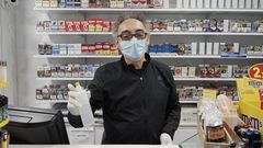 El nuevo estanco de Lamas Carvajal, en Ourense, detect� un aumento de ventas el viernes; atienden a los clientes protegidos