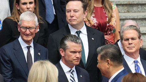 Xi, con los estadounidenses Tim Cook, Elon Musk, Pete Hegseth y�Scott Bessent.