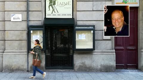 Jaime Dude, en el recuadro, ante el establecimiento que regent� en el paseo de Bego�a