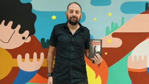 El escritor ovetense David Suar�n, con su nueva novela �Navidad Truncada�