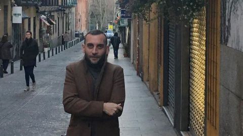 Gonzalo Alonso Abella, en la calle donde vive en Madrid