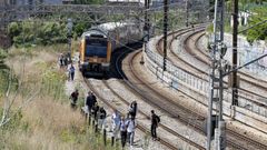 Pasajeros de un tren tuvieron que caminar por las vas en Hospitalet de Llobregat