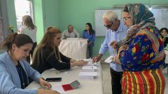 Mujeres vestidas con trajes tradicionales cabiles votan en las elecciones presidenciales de este sbado en Argelia.