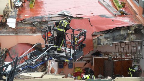  Un grupo de bomberos trabaja en la azotea del colegio San Vicente Pal en Gijn